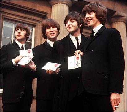 Les Beatles avec leur mdaille M.B.E