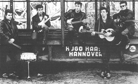 Les Beatles  Hambourg en 1960 avec (de gauche  droite) Pete Best, George Harrison, John Lennon, Paul McCartney et Stuart Sutcliffe